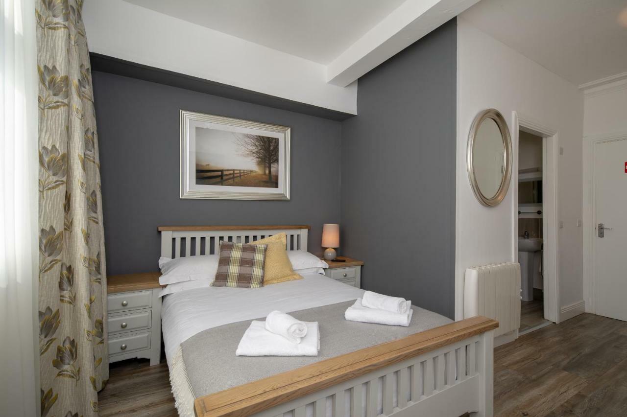 The Square Townhouse Fermoy Hotel ภายนอก รูปภาพ